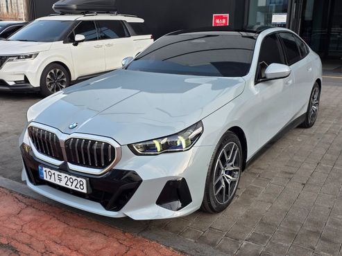 BMW 5-Series 520i M Sport — пробег 1 550 км — фото 2 из 5