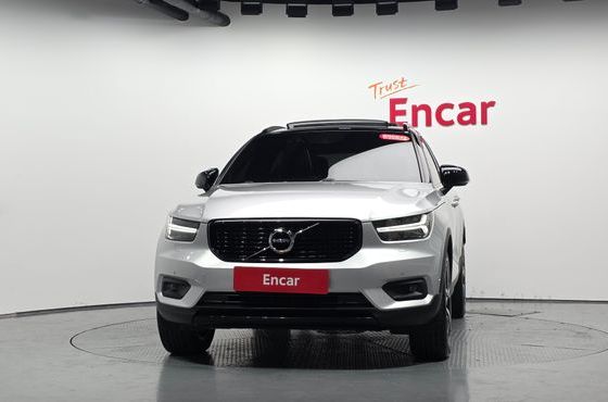 Volvo XC40 T4 R-Design — пробег 107 326 км — фото 3 из 5