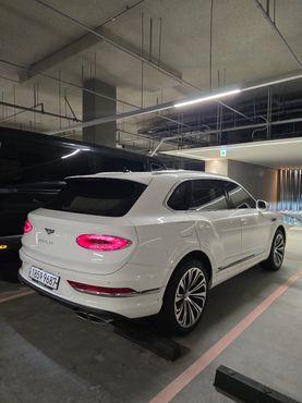 Bentley Bentayga 4.0 V8 Azure — пробег 4 000 км — фото 4 из 5
