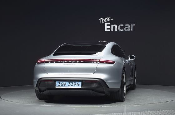 Porsche Taycan 4S — пробег 50 437 км — фото 4 из 5
