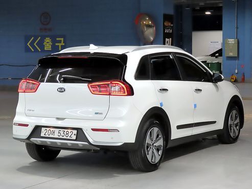 Kia Niro Prestige — пробег 147 286 км — фото 4 из 5
