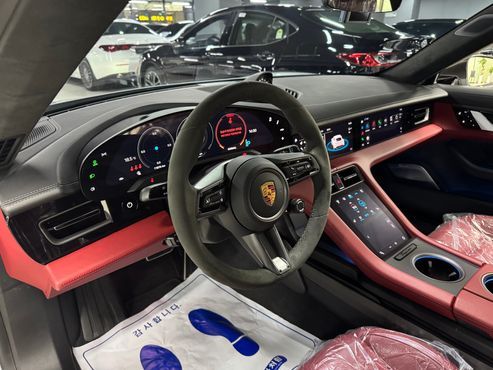 Porsche Taycan Turbo S — пробег 11 800 км — фото 4 из 5