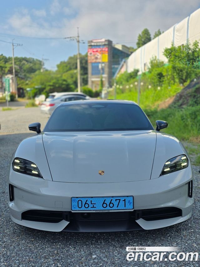 Porsche Taycan 4S — пробег 4 700 км — фото 1 из 5