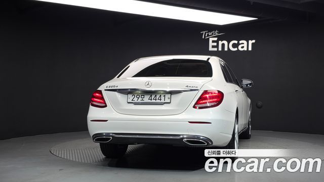 Mercedes-Benz E-Class E220d 4MATIC Avantgarde — пробег 64 536 км — фото 4 из 5