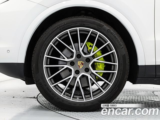 Porsche Cayenne 3.0 E-Hybrid — пробег 65 000 км — фото 5 из 5