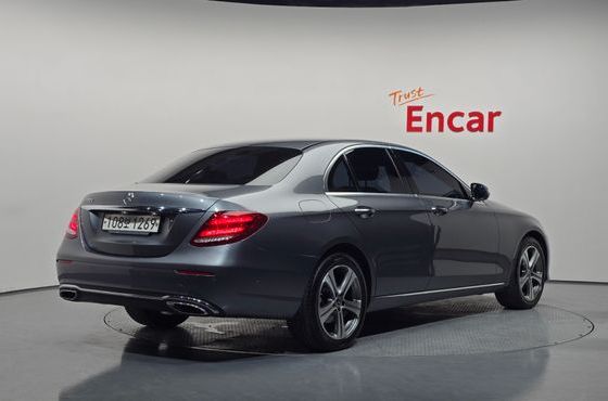 Mercedes-Benz E-Class E220d Avantgarde — пробег 105 677 км — фото 2 из 5