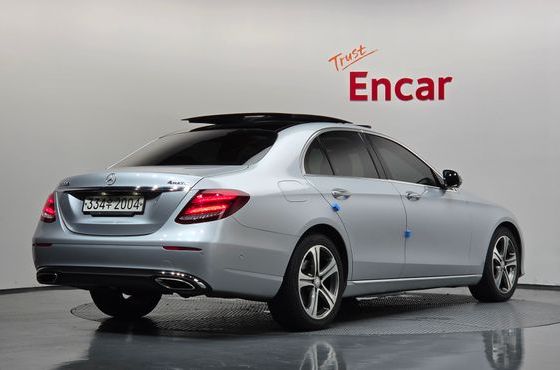 Mercedes-Benz E-Class E300 4MATIC Avnatgarde — пробег 72 613 км — фото 2 из 5