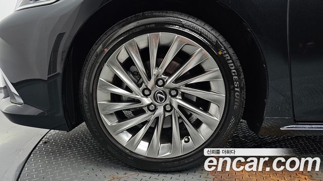 Lexus ES Executive — пробег 5 820 км — фото 5 из 5