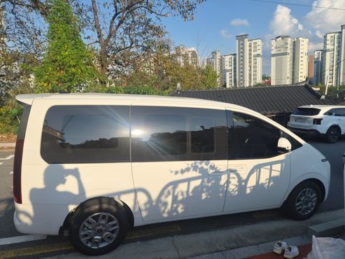 Hyundai Staria HEV 1.6 Cargo 5-Seater Modern — пробег 898 км — фото 2 из 5