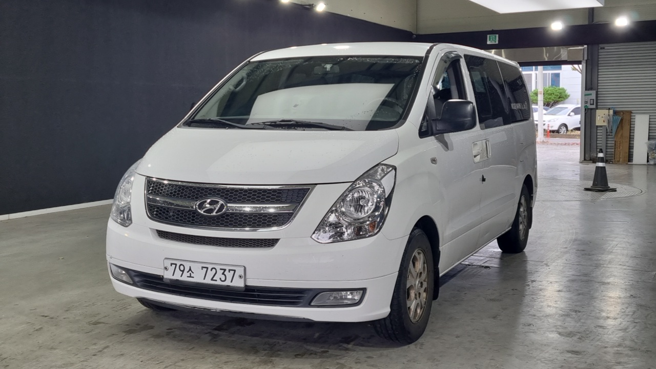 Hyundai Starex 12-Seater Wagon CVX Luxury — пробег 255 616 км — фото 4 из 5