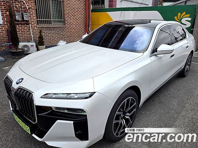 BMW 7-Series 740i xDrive M Sport — пробег 2 400 км — фото 2 из 5