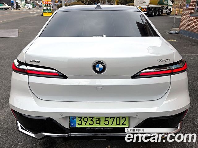 BMW 7-Series 740i xDrive M Sport — пробег 2 400 км — фото 5 из 5