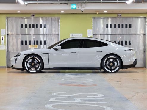 Porsche Taycan GTS — пробег 8 700 км — фото 2 из 5