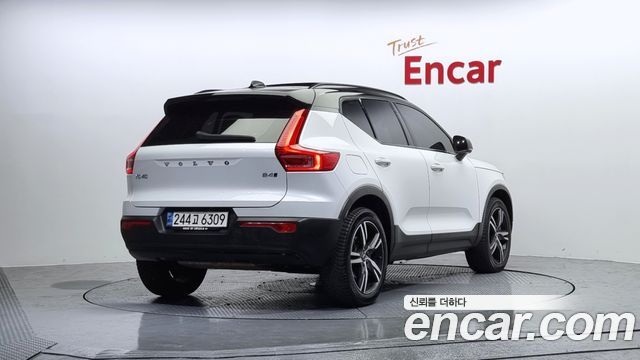 Volvo XC40 B4 R-Design — пробег 126 093 км — фото 2 из 5