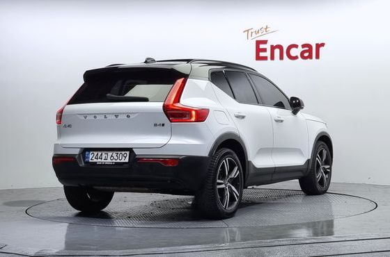 Volvo XC40 B4 R-Design — пробег 126 093 км — фото 2 из 5