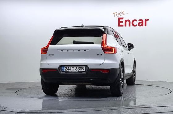 Volvo XC40 B4 R-Design — пробег 126 093 км — фото 4 из 5