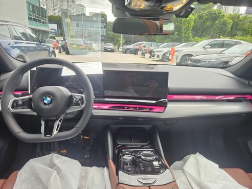 BMW 5-Series 530i xDrive M Sport — пробег 100 км — фото 5 из 5
