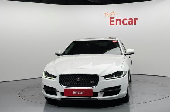 Jaguar XE 20d Prestige — пробег 110 939 км — фото 3 из 5