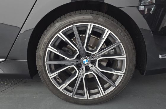 BMW 7-Series 740Li xDrive M Sport Package — пробег 109 674 км — фото 5 из 5