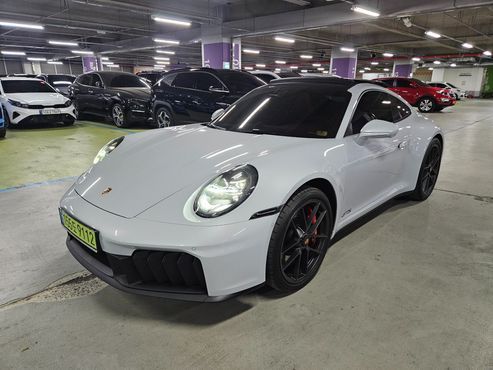 Porsche 911 Carrera 4 GTS — пробег 5 000 км — фото 1 из 5