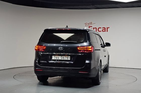 Kia Carnival 11-Seater Prestige — пробег 123 860 км — фото 4 из 5