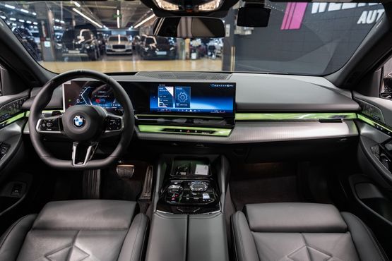BMW 5-Series 530i xDrive M Sport Pro Special Edition — пробег 4 000 км — фото 5 из 5