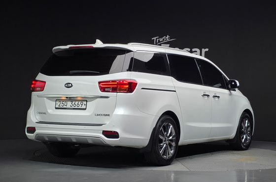 Kia Carnival 7-Seater Limousine VIP — пробег 119 518 км — фото 2 из 5