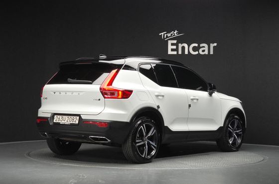 Volvo XC40 T4 R-Design — пробег 33 018 км — фото 2 из 5