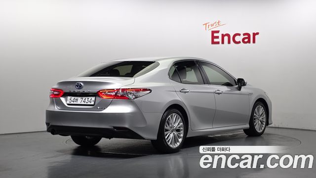 Toyota Camry 2.5 XLE Hybrid — пробег 56 712 км — фото 2 из 5