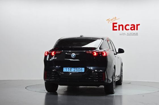 BMW iX2 eDrive 20 M Sport — пробег 7 208 км — фото 4 из 5