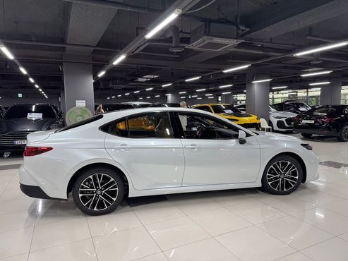 Toyota Camry 2.5 XLE Premium Hybrid — пробег 4 км — фото 2 из 5