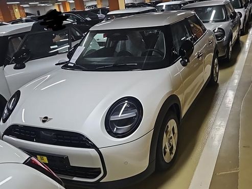 Mini Cooper 5Door Essential — пробег 1 км — фото 1 из 5