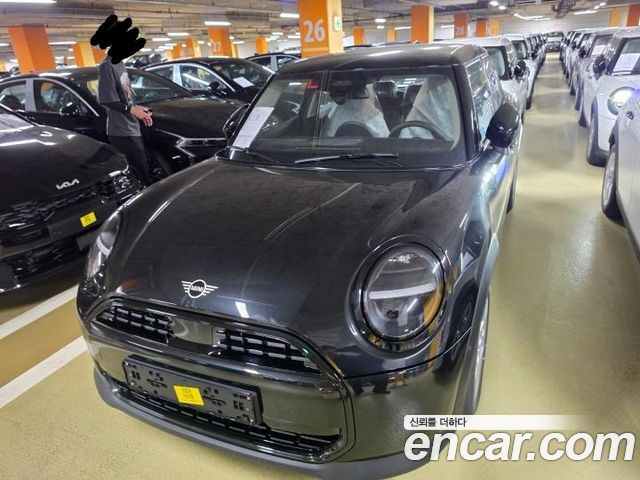 Mini Cooper 5Door Essential — пробег 1 км — фото 1 из 5