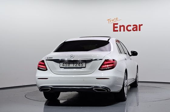 Mercedes-Benz E-Class E200 Avantgarde — пробег 123 430 км — фото 4 из 5