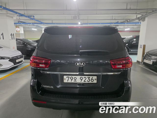 Kia Carnival 11-Seater Deluxe — пробег 219 274 км — фото 4 из 5
