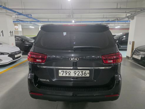 Kia Carnival 11-Seater Deluxe — пробег 219 274 км — фото 4 из 5
