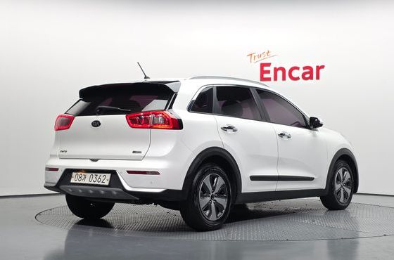 Kia Niro Prestige — пробег 182 786 км — фото 2 из 5