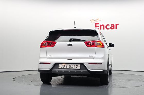 Kia Niro Prestige — пробег 182 786 км — фото 4 из 5