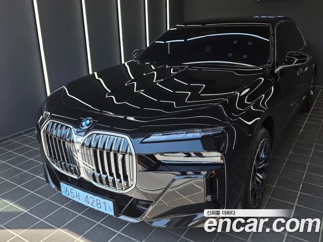 BMW i7 eDrive 50 M Sport — пробег 11 000 км — фото 1 из 4
