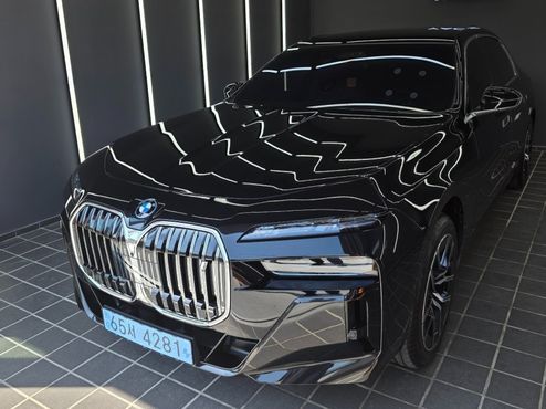 BMW i7 eDrive 50 M Sport — пробег 11 000 км — фото 1 из 4