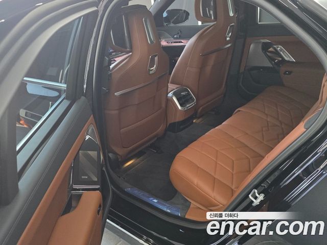 BMW i7 eDrive 50 M Sport — пробег 11 000 км — фото 3 из 4