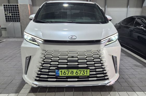 Lexus LM 500h Royal — пробег 7 581 км — фото 3 из 5