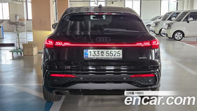 Audi Q5 45 TFSI Quattro Sportback S Line Black Edition — пробег 18 км — фото 2 из 5