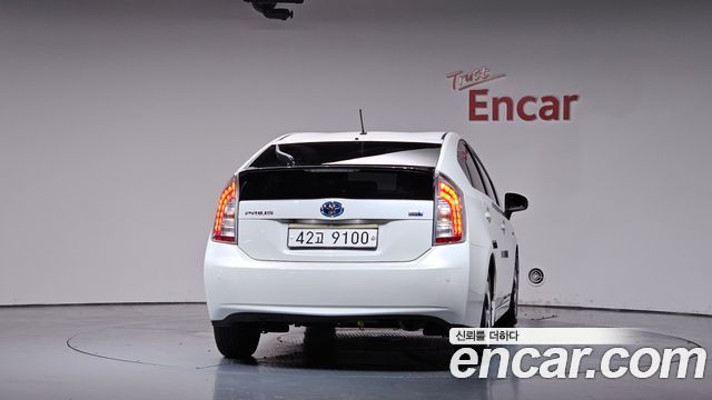 Toyota Prius 1.8 E — пробег 179 549 км — фото 4 из 5