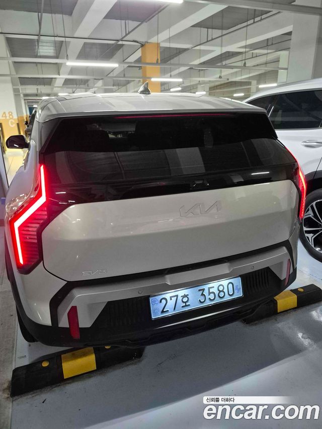 Kia EV3 Standard 2WD Air — пробег 3 865 км — фото 2 из 5
