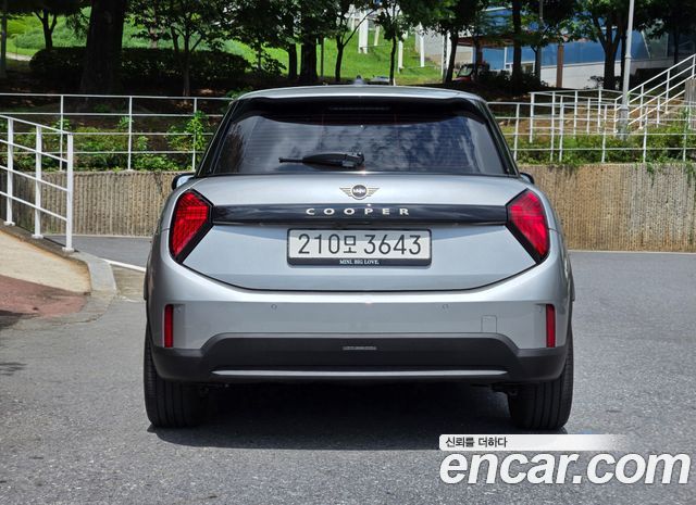 Mini Cooper 5Door Essential — пробег 5 671 км — фото 3 из 5
