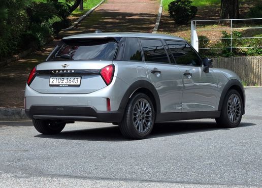 Mini Cooper 5Door Essential — пробег 5 671 км — фото 4 из 5