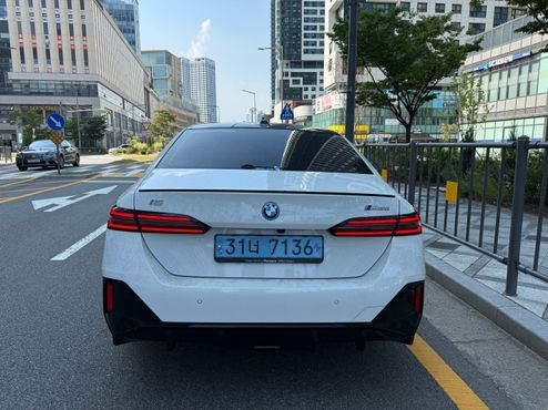 BMW i5 M60 xDrive — пробег 27 500 км — фото 2 из 5