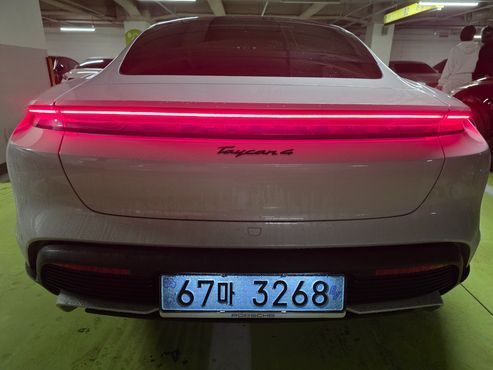 Porsche Taycan Base 4 — пробег 3 180 км — фото 2 из 5