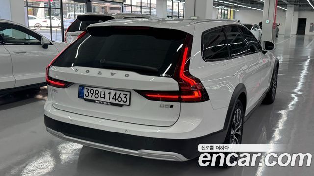 Volvo V90 B5 Ultra AWD — пробег 8 128 км — фото 2 из 5